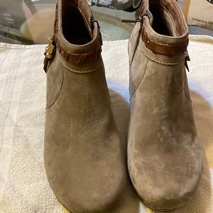 Womens Dansko taupe suede leather zip ankle boots size 9. (40).    NWOB